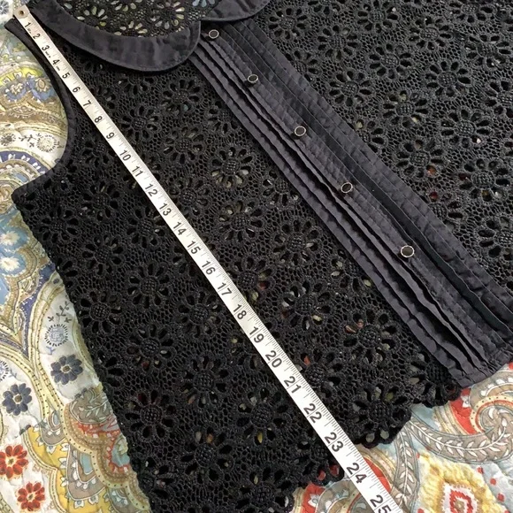 Hinge crocheted floral black top M - Picture 7 of 11
